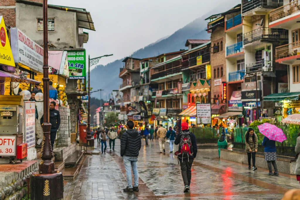 Cafés and traditional houses surrounded by deodar forests in Old Manali